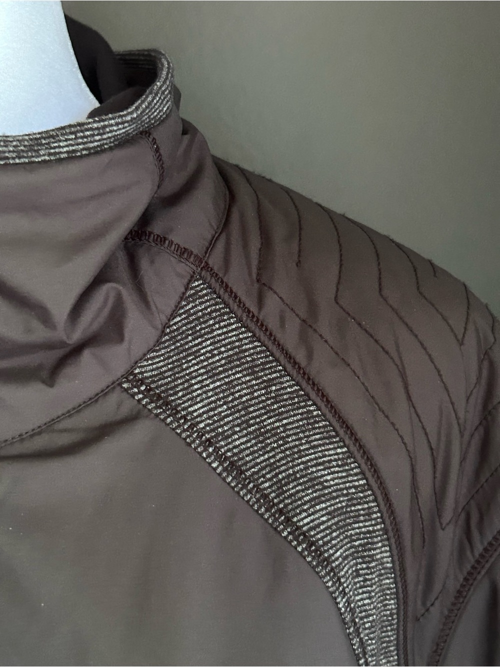 Lululemon Rebel Runner Jacket Black / Wee Stripe Size 12 - Picture 3 of 10